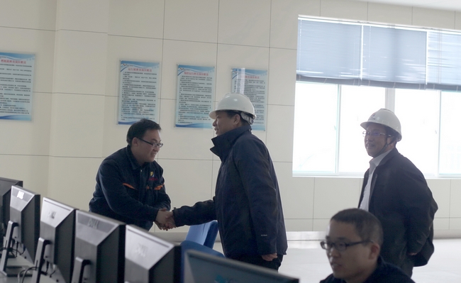 济矿集团总经理张广宇春节到济矿民生热能慰问