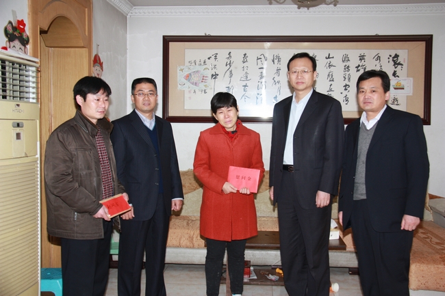 李合军总经理看望慰问困难职工