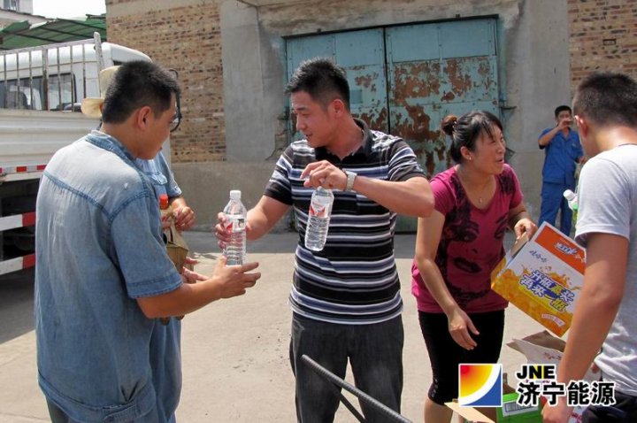 落陵矿山支护材料厂：送清凉活动渐进高潮