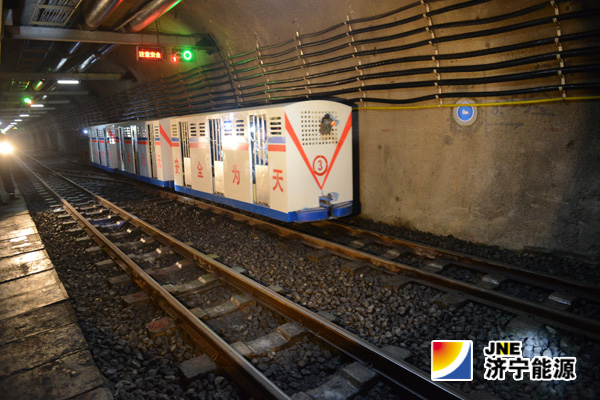 安居煤矿井下-940水平人车投入使用