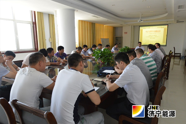 安居煤矿：矿长薄夫利参加综采一区“煤价再降50元，我们怎么办？”大讨论活动