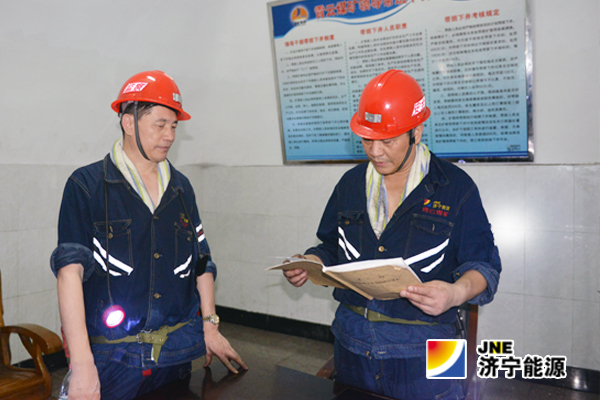 张广宇到霄云煤矿下井检查指导工作