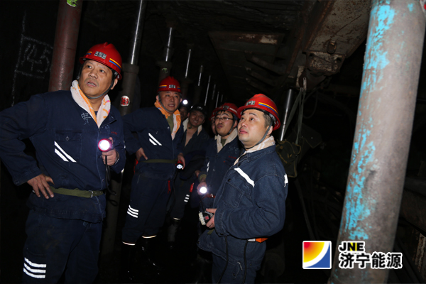 张广宇在朱家峁煤矿检查工作时指出：全面推广机械化作业，最大限度地降低职工劳动强度