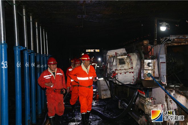 1536810776289948.jpg 2018年9月8日,张广宇在朱家峁煤矿3301工作面检查工作1(姜鹏摄)_副本.jpg