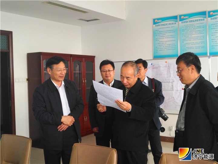 1542847863121035.jpg 2018年11月21日,国家煤矿安全监察局专家组到阳城煤电开展冲击地压防治专项监察1.jpg