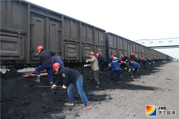 1544419197430748.jpg 2018年12月9日,济矿物流全员齐上阵 抢卸冻煤出高效(路英杰)3_副本.jpg