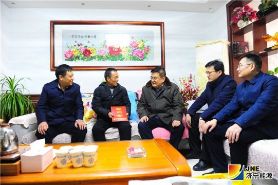 丰家雷春节前夕到集团公司困难党员家中走访慰问