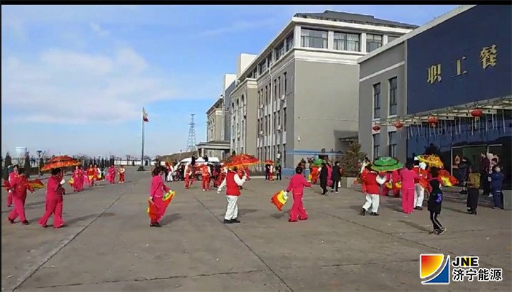 1549937909762092.jpg 2019年2月6日,沙沟村秧歌队到朱家峁煤矿慰问表演(相宏伟摄).jpg