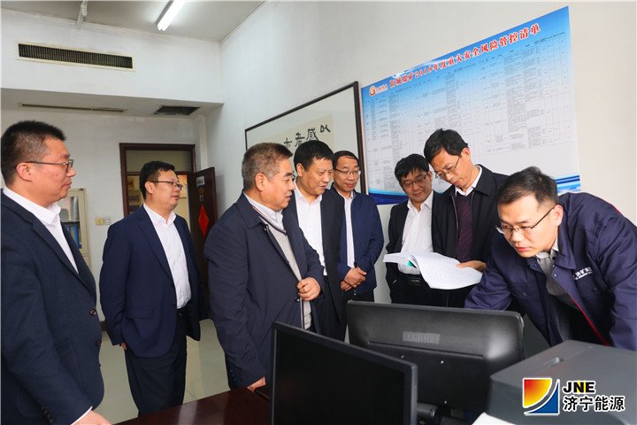 1554345811138721.jpg 4月2日,山东煤矿安全监察局总工程师田学起到阳城煤电调研1.jpg