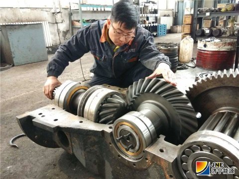 【通讯】“要干就要干好”——记集团公司第三届首席技师  运河煤矿机修班班长文博