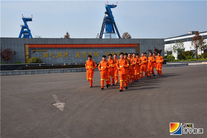 1559097377212275.jpg 2019年5月25日,金源煤矿组织兼职救护队进行野外拉练(周鹏).jpg