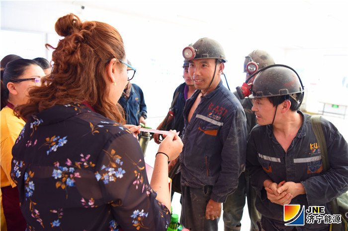 1560471730237234.jpg 金桥煤矿:2019年6月11月,金桥煤矿开展井口安全知识有奖竞答活动(孙欢 摄).jpg