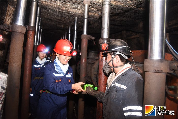 金桥煤矿：2019年6月15日，金桥煤矿女工、矿上下井看矿山新变化（王海峰 摄）.jpg