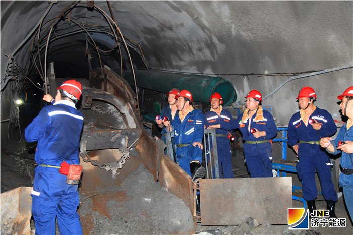 1563415009383585.jpg 6月27日-28日,集团公司安全生产标准化检查组,对义桥煤矿第二季度安全生产标准化建设情况进行了全面检查验收。该矿党委书记、矿长陈建文及有关人员参加了此次检查验收活动。.jpg