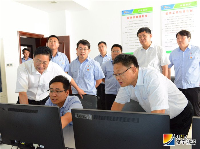 1565571342434362.jpg 2019年8月8日,山东煤矿安全监察局副局长杨成超到安居煤矿调研指导--指导冲击地压监测工作(陈晨摄).jpg