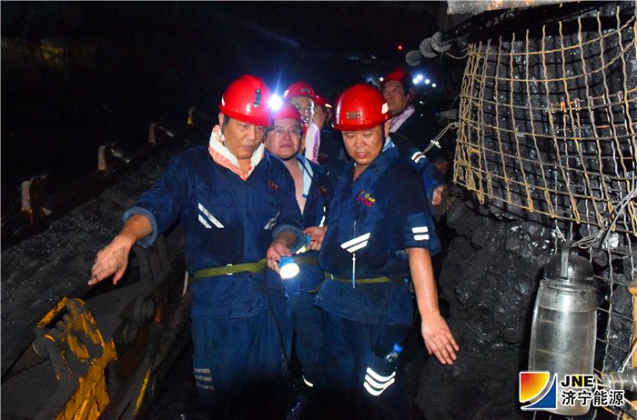 1566187595128621.jpg 一、8月16日 集团公司党委副书记、总经理张广宇,副总经理马金平在霄云煤矿井下生产现场视察矿井复产情况(范栋 摄).jpg