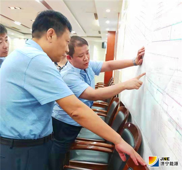 1566187669497748.jpg 四、8月16日集团公司张广宇总经理在霄云煤调度室研究生产现场图纸_副本.jpg