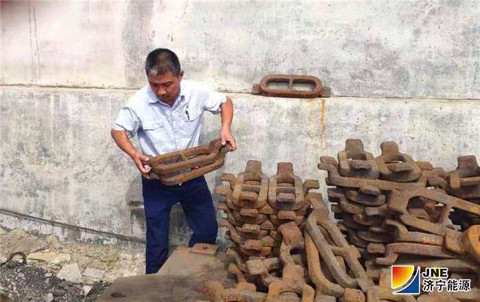 1567042340110311.png 《安居煤矿稿件:【发现榜样】从钢铁卫士到“铁面包公”(桂镇)》2.png