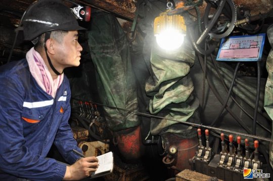 【发现榜样】初心锻造“金钢钻” 担当拧紧“安全阀”  —记花园煤矿综采工区班长周洪