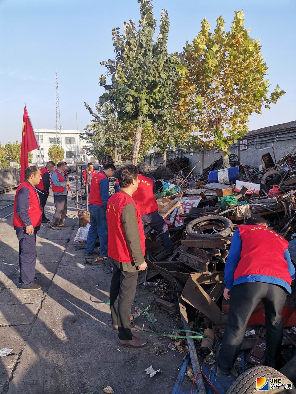 1574069770631792.jpg 2019年11月11日,双十一 党员废料堆里忙淘宝--安居煤矿基层党支部联合开展“志愿服务矿区行”主题党日活动(刘华摄)1.jpg