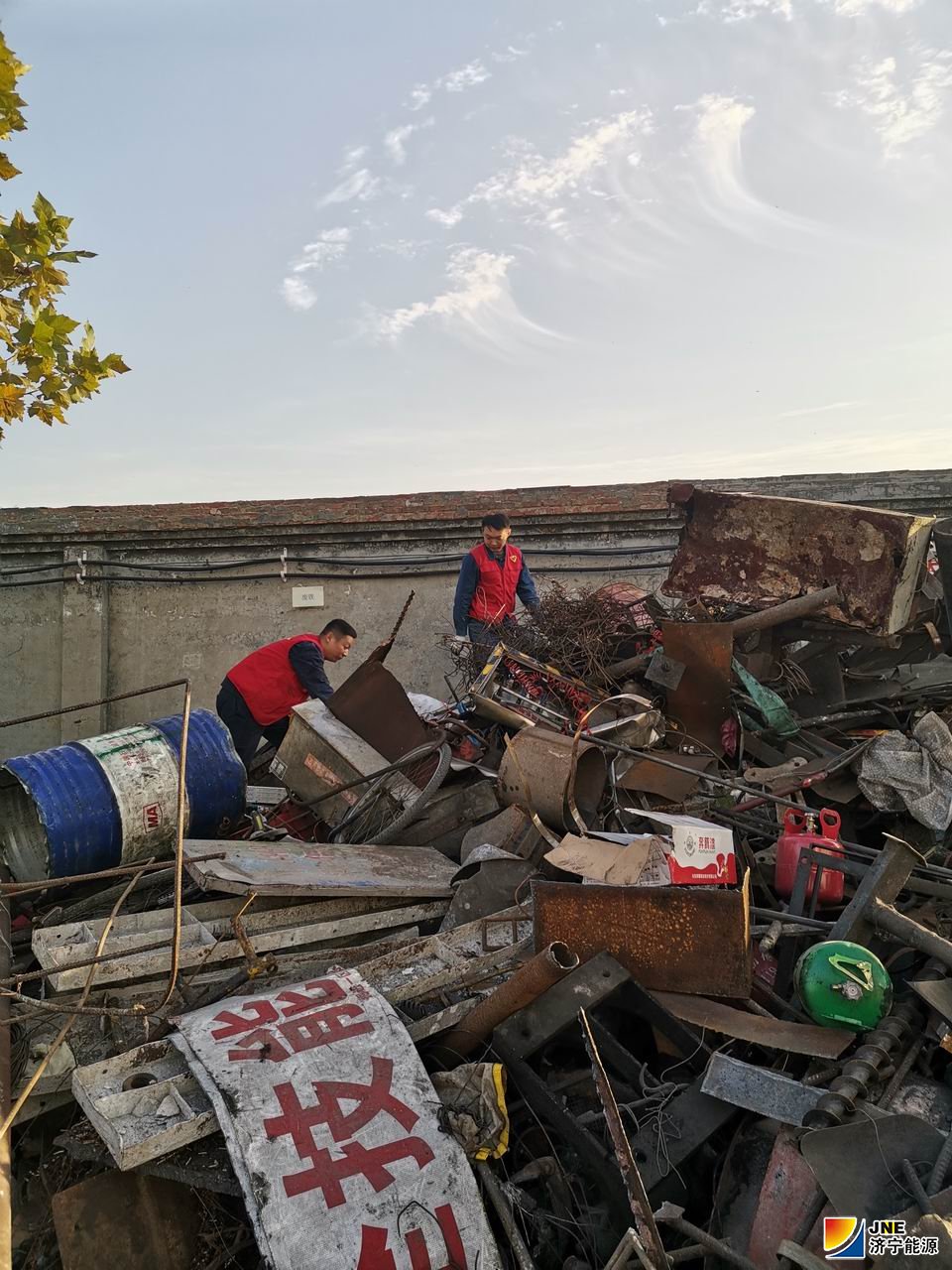 1574069781709508.jpg 2019年11月11日,双十一 党员废料堆里忙淘宝--安居煤矿基层党支部联合开展“志愿服务矿区行”主题党日活动(刘华摄)21.jpg