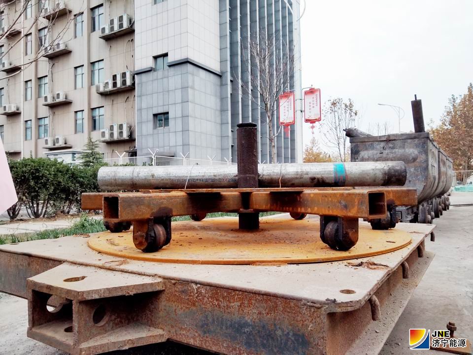 1575971560422270.jpg 2019年12月5日,金桥煤矿电缆敷设再添“新武器”(李琛 摄).jpg