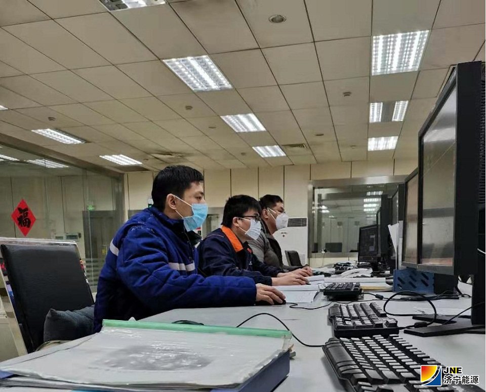 1580620858895537.jpg 2020年2月2日,集控运行人员正在精心调整运行参数.jpg