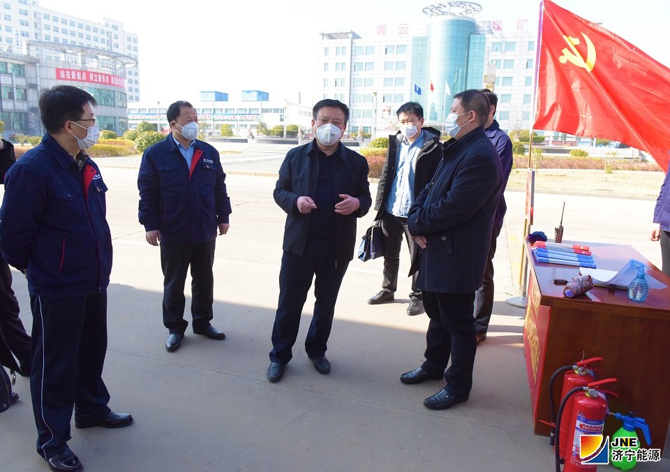 1581660848534865.jpg 2020年2月13日,市能源局副局长贺庆亮率领督导组到霄云煤矿检查疫情防控和安全生产工作(摄影:谭福建).jpg