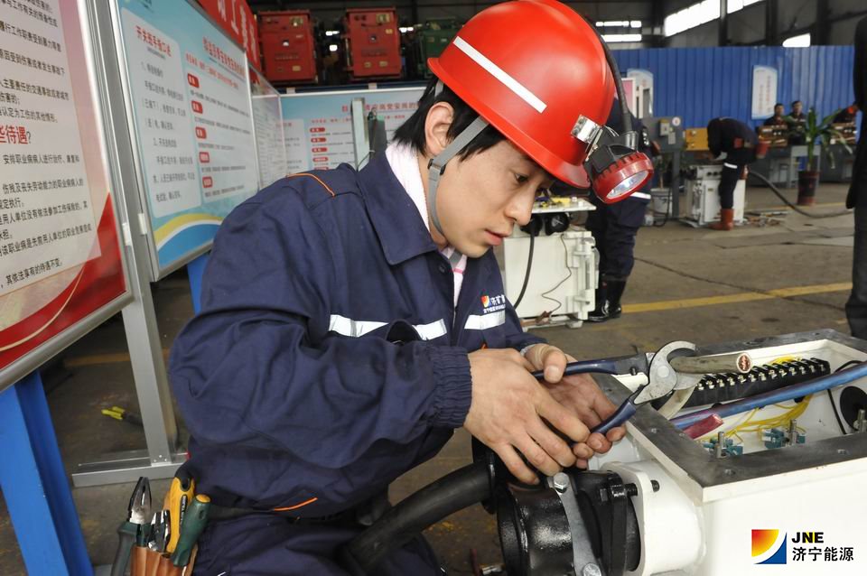 2019年11月14日，从普通工人到“技能状元”的精彩跨越---记集团公司2019年职技术比武采掘电钳工状元  王超(运河煤矿 单贝）.jpg