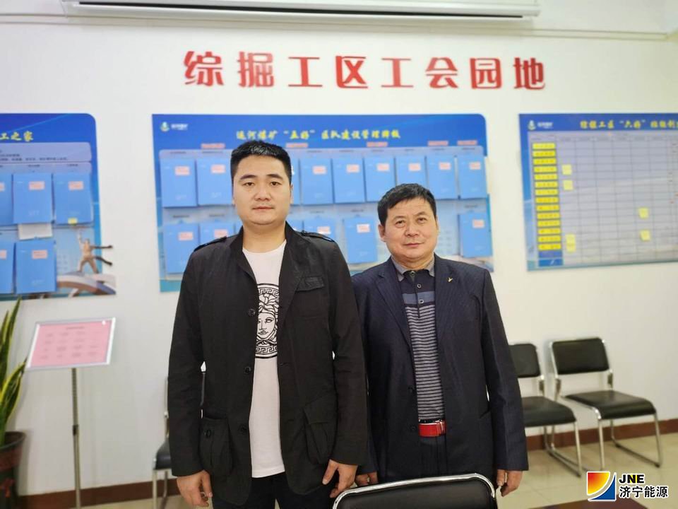 1589530040116308.jpg 荣誉牌上的矿山父子(运河煤矿 陈光).jpg