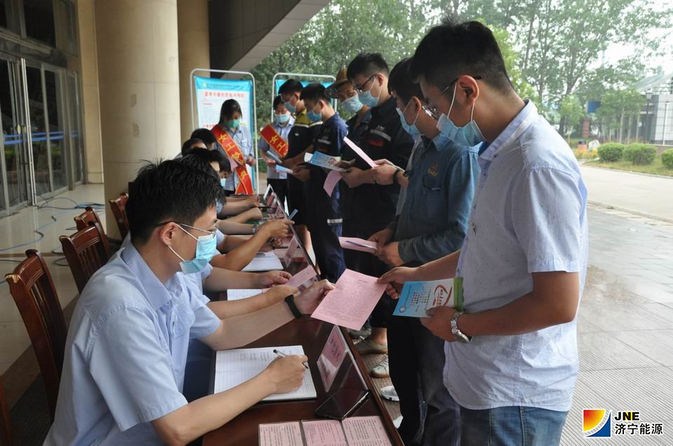 1592382206470806.jpg 6月16日,花园煤矿举行安全生产咨询日活动。.JPG