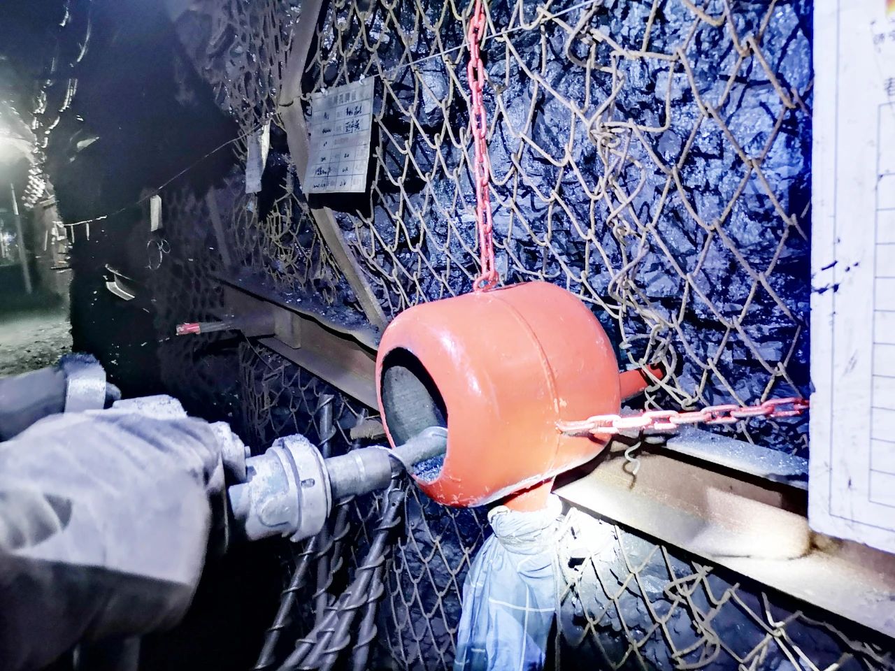 金桥煤矿：自制煤粉收集器减时又增效.jpg