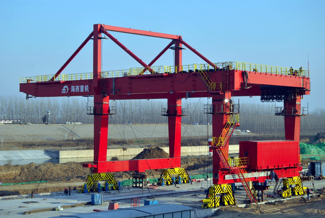济矿物流集装箱码头岸边门式起重机正在安装.jpg