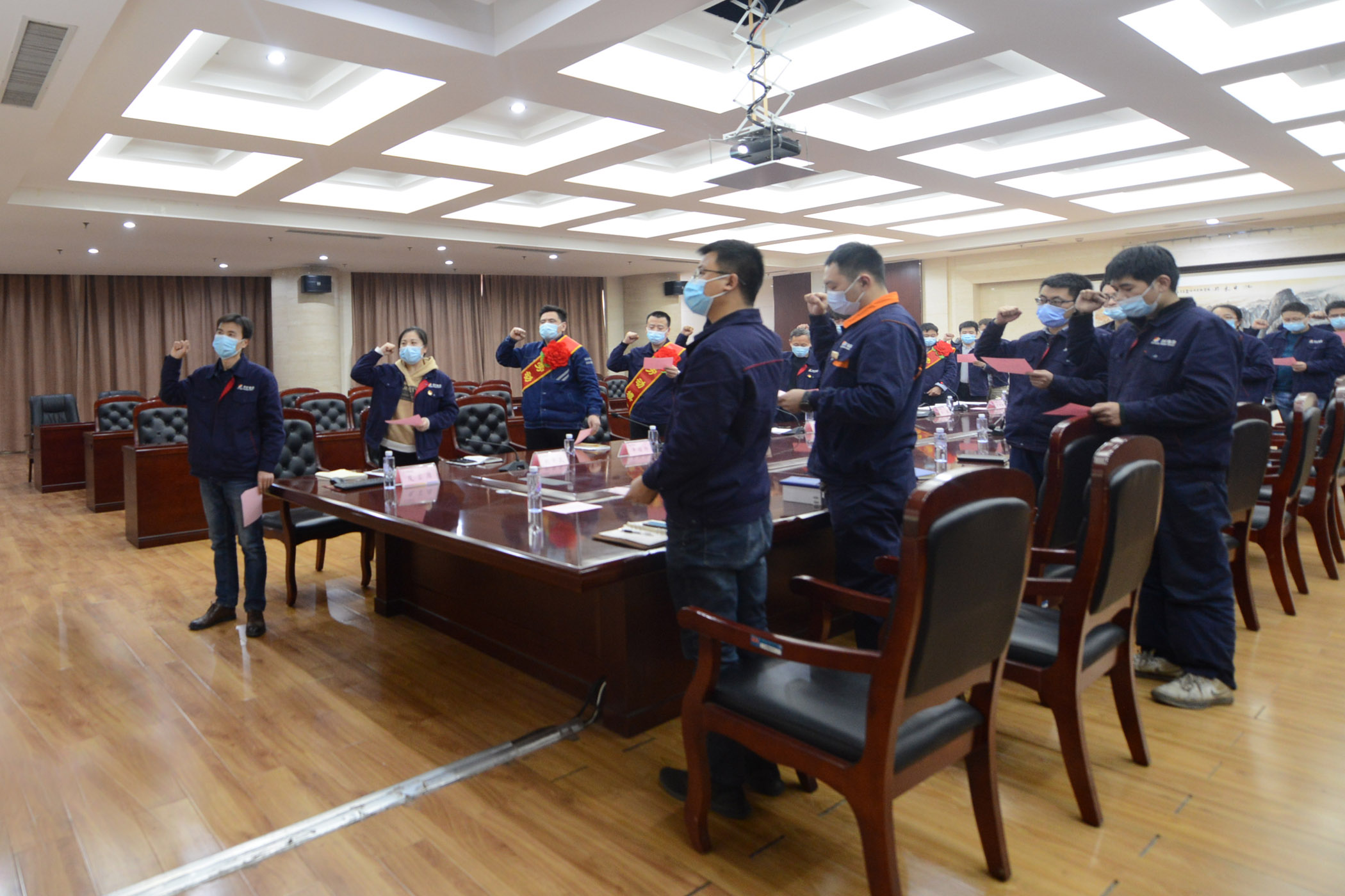 1611540846922087.jpg 安居煤矿团委开展劳模奋斗故事分享会(青年宣誓).jpg