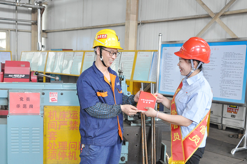 1623485166277742.jpg 花园煤矿进行民法典宣传.jpg