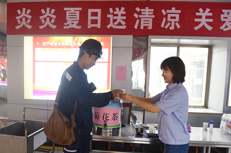 1625656261388963.jpg 行政后勤人员为上井职工送上菊花茶.jpg