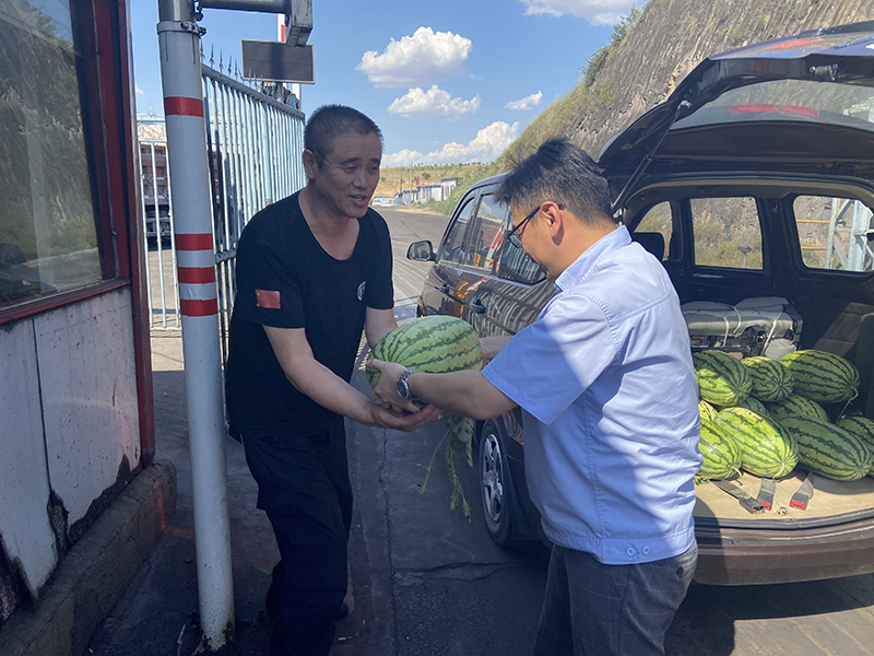 1625992617528980.jpg 2021年7月9日朱家峁煤矿开展夏季送清凉活动(姜鹏摄) (3).jpg