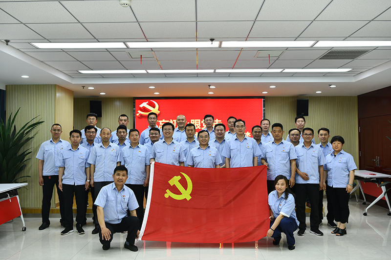 1627641461166482.jpg 物资公司全体党员开展我与党旗合影1.jpg