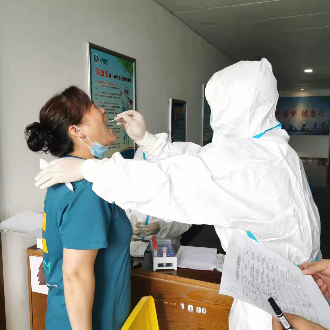 1628144769775803.jpg 2021年8月5日,运河煤矿开展特定人群核酸检测 做好职工健康的“守门人”(翟义枫 单贝) (3).jpg