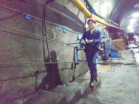 我为职工办实事丨霄云煤矿科室区队联手解决“行路难”问题