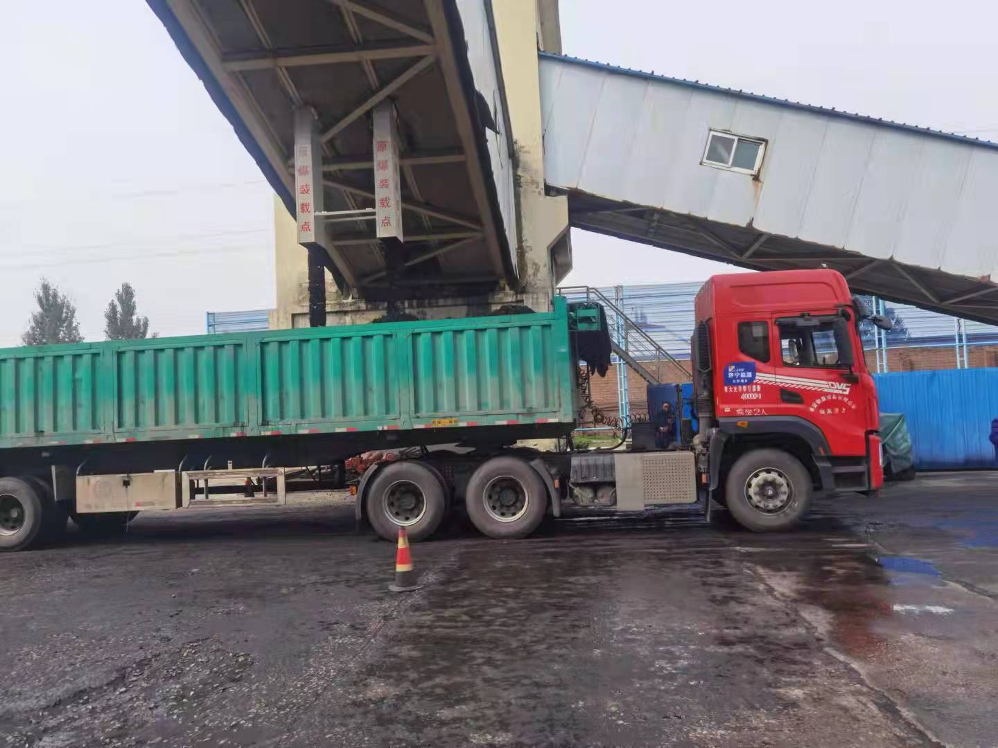 1634690757222212.jpg 2021年10月19日,义桥煤矿保供漏斗“上岗” 确保支援电煤供应。(姜光勇 摄) (2).jpg