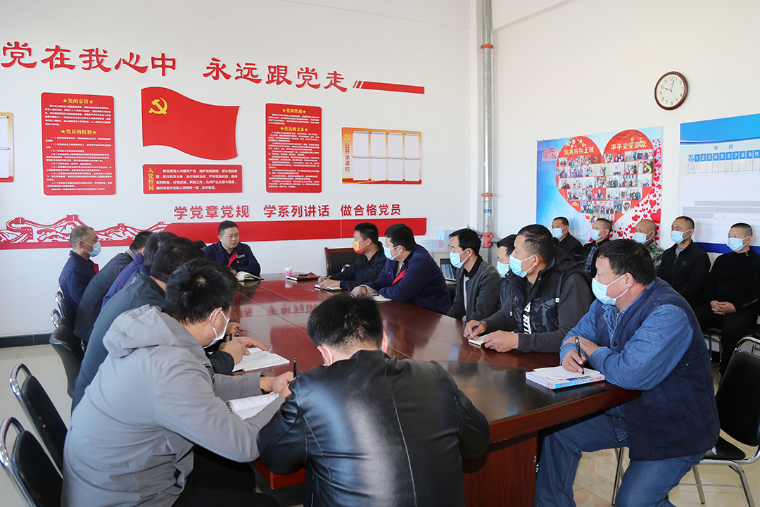 1635669595571512.jpg 2021年10月29日朱家峁煤矿负责人“下基层 听民意 解民忧”征集建议210条(张奎连摄) (4).JPG