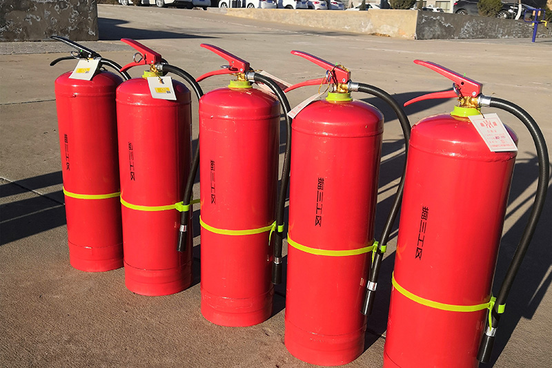 1637657191882013.jpg 2021年11月23日朱家峁煤矿为灭火器印制“身份证”促消防管理更标准(张坦摄).jpg