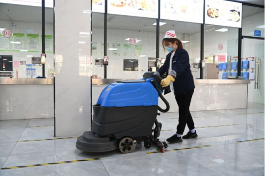 霄云煤矿：手推洗地机助力食堂添“光”加“彩”