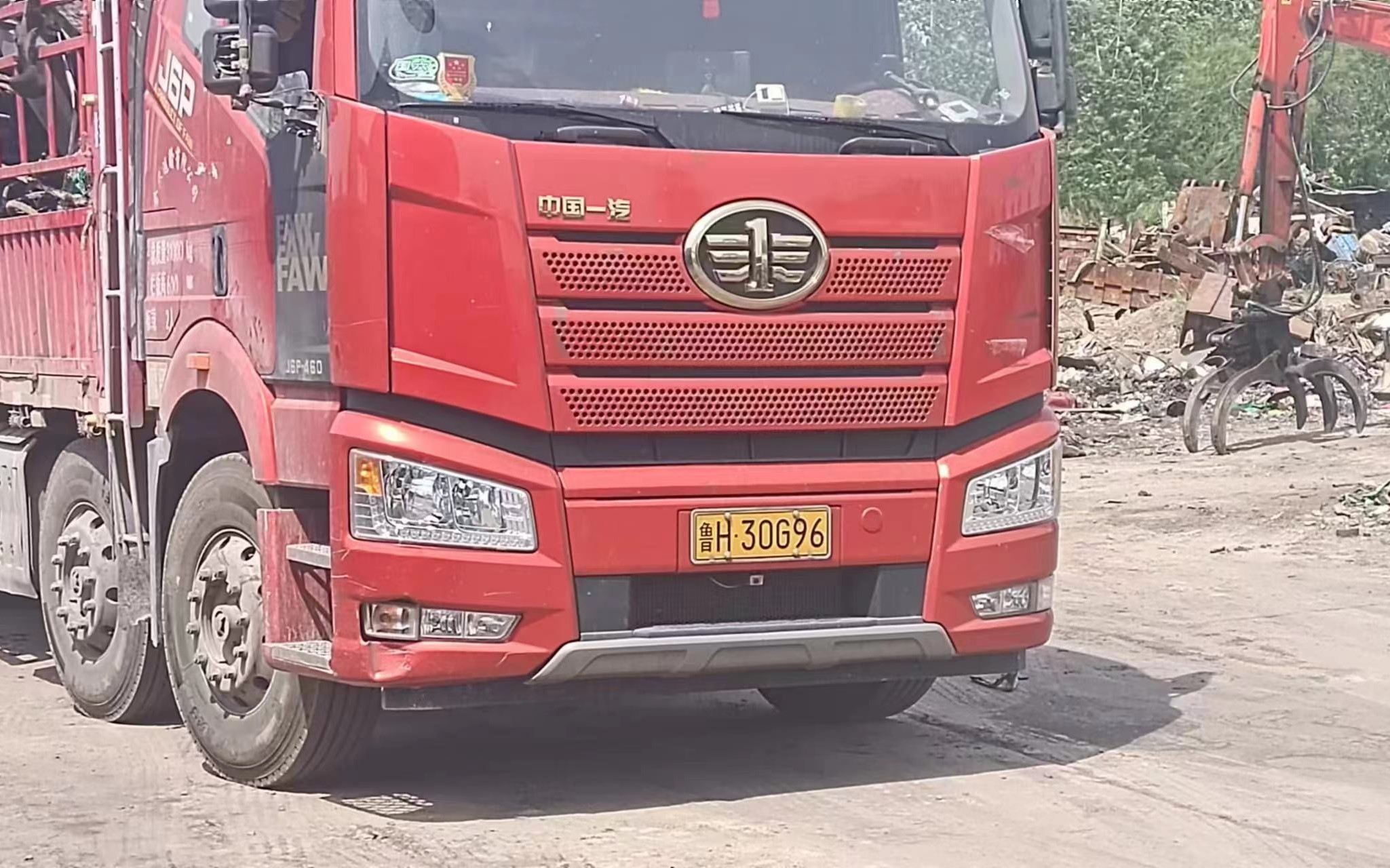 1685525307457292.jpg 形势教育|花园煤矿废旧物资历经27轮拍出“满堂彩”,图为花园煤矿废旧物资进行装车外运。.jpg