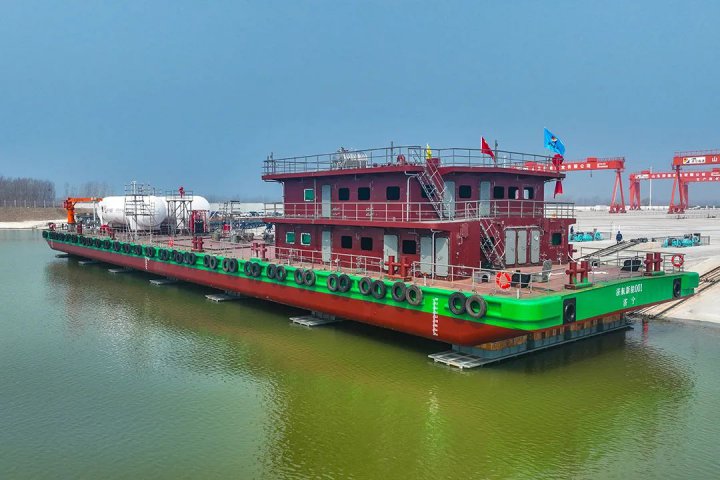 济宁能源首艘80米油气加注趸船成功“吉水”
